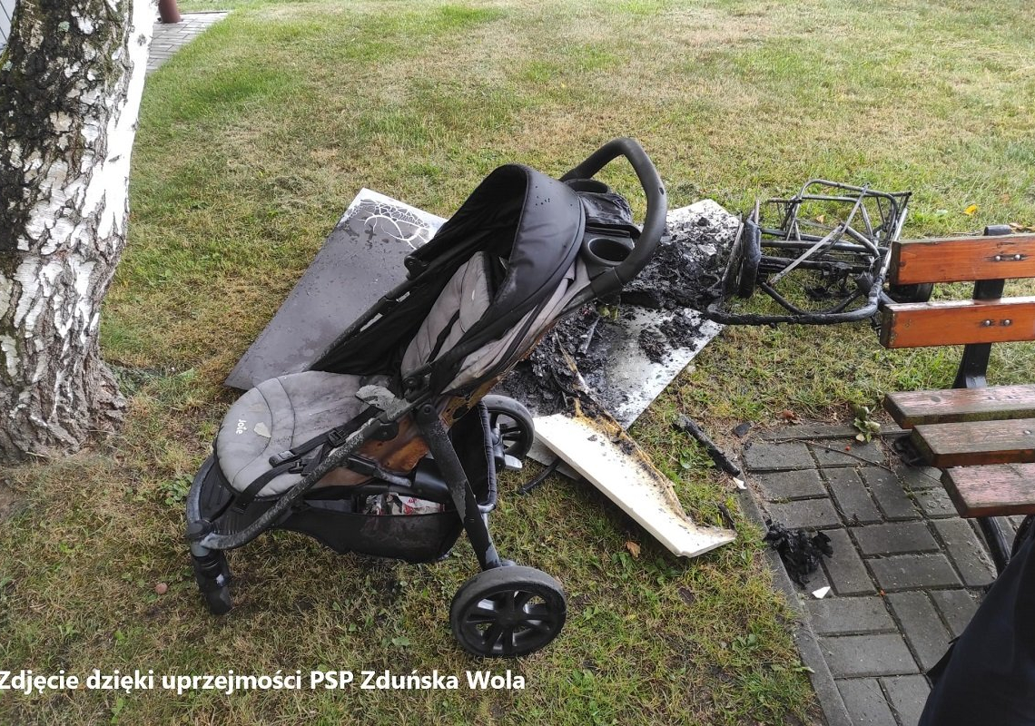 Zduńska Wola: Nastolatkowie podpalili 2 dziecięce wózki na osiedlu Południe 1 Zduńska Wola: Nastolatkowie podpalili 2 dziecięce wózki na osiedlu Południe