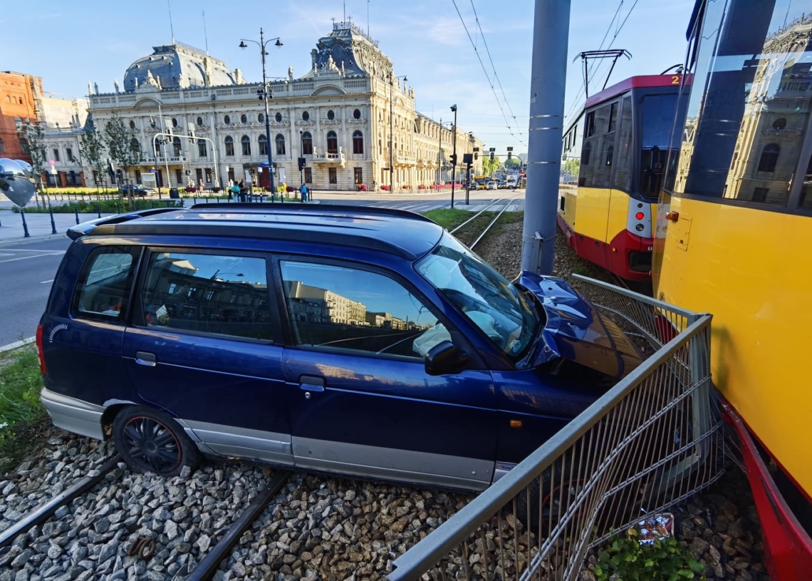 Auto uderzyło w tramwaj na Zachodniej