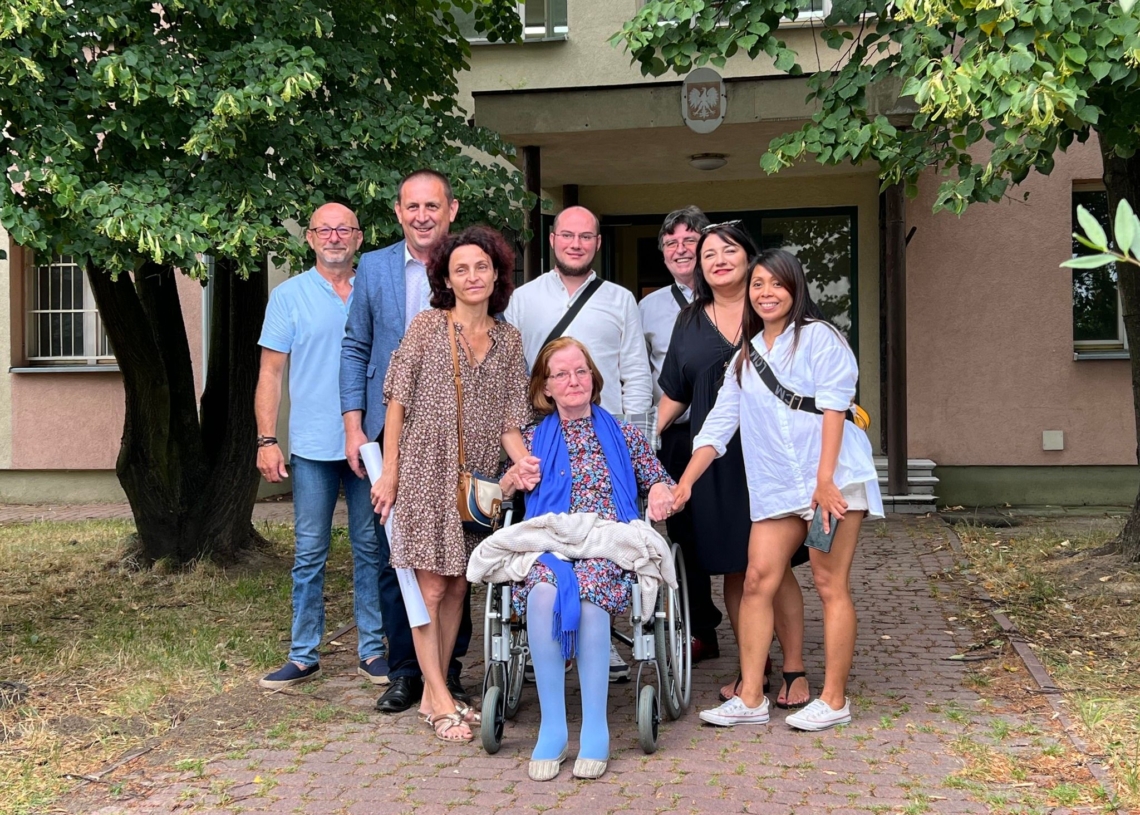 80-letnia Ingrid wspiera uchodźców w Sieradzu. Kobieta przyjechała, by pomóc Ukrainkom z dziećmi 1 80-letnia Ingrid wspiera uchodźców w Sieradzu