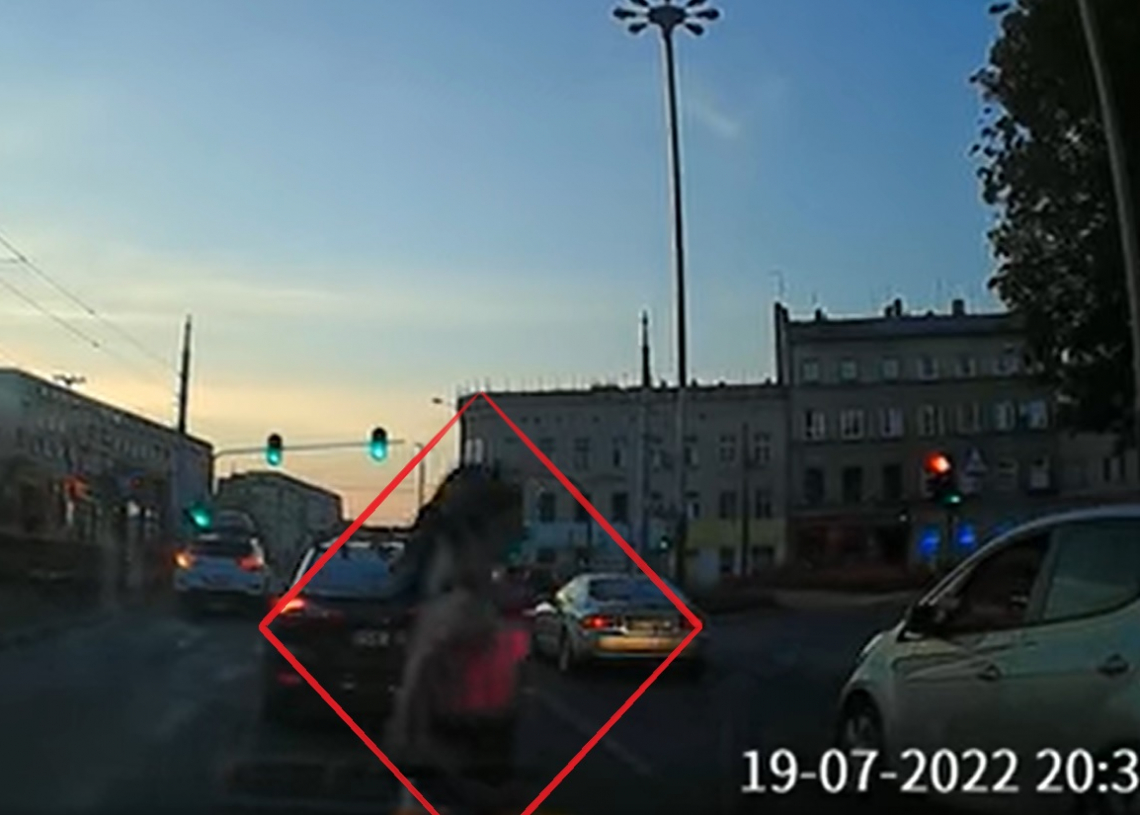 Chwile grozy na Bałutach. Piesza wtargnęła przed samochód