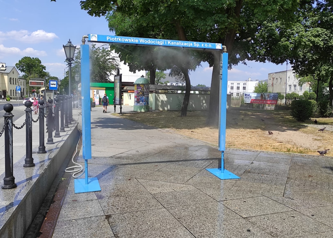 Kolejna fala upałów. Piotrkowianie chłodzą się pod 2 kurtynami wodnymi