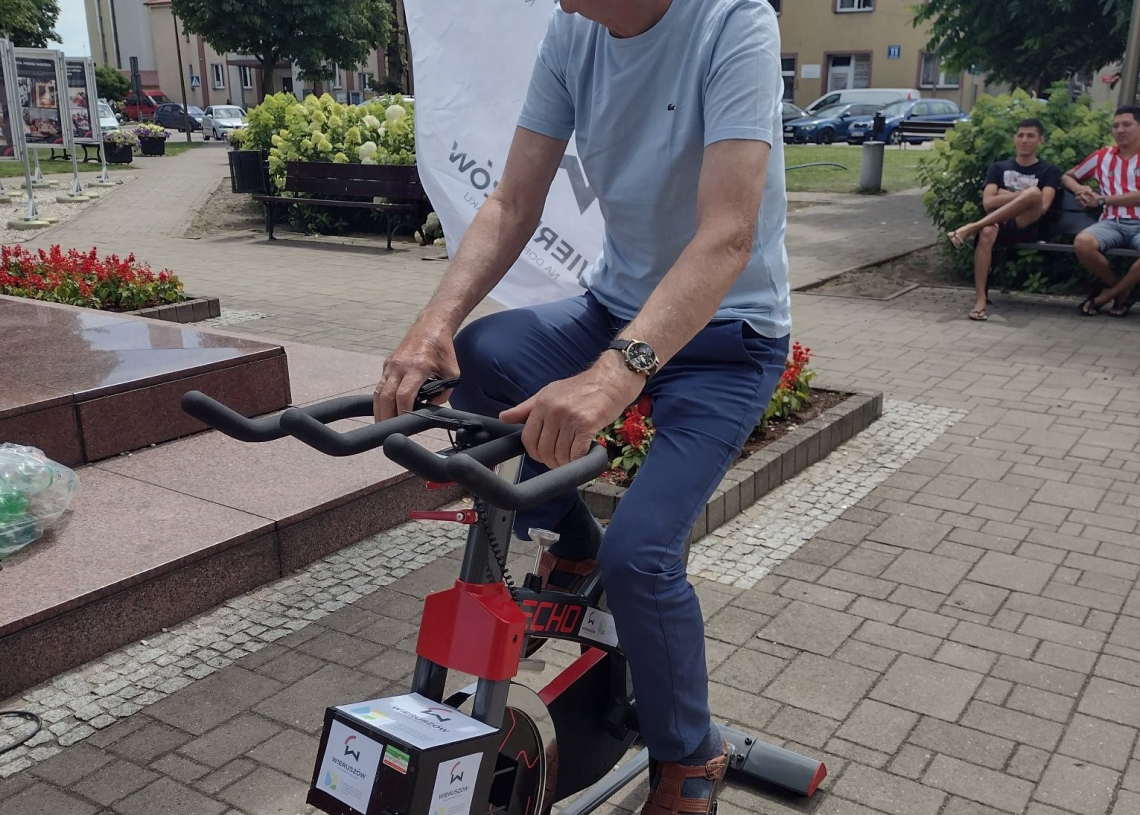 ALT Mężczyzna testuje rower, który służy do niszczenia starych, plastikowych butelek.