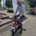 Rower do niszczenia plastikowych butelek na rynku w Wieruszowie 6 ALT Mężczyzna testuje rower, który służy do niszczenia starych, plastikowych butelek.