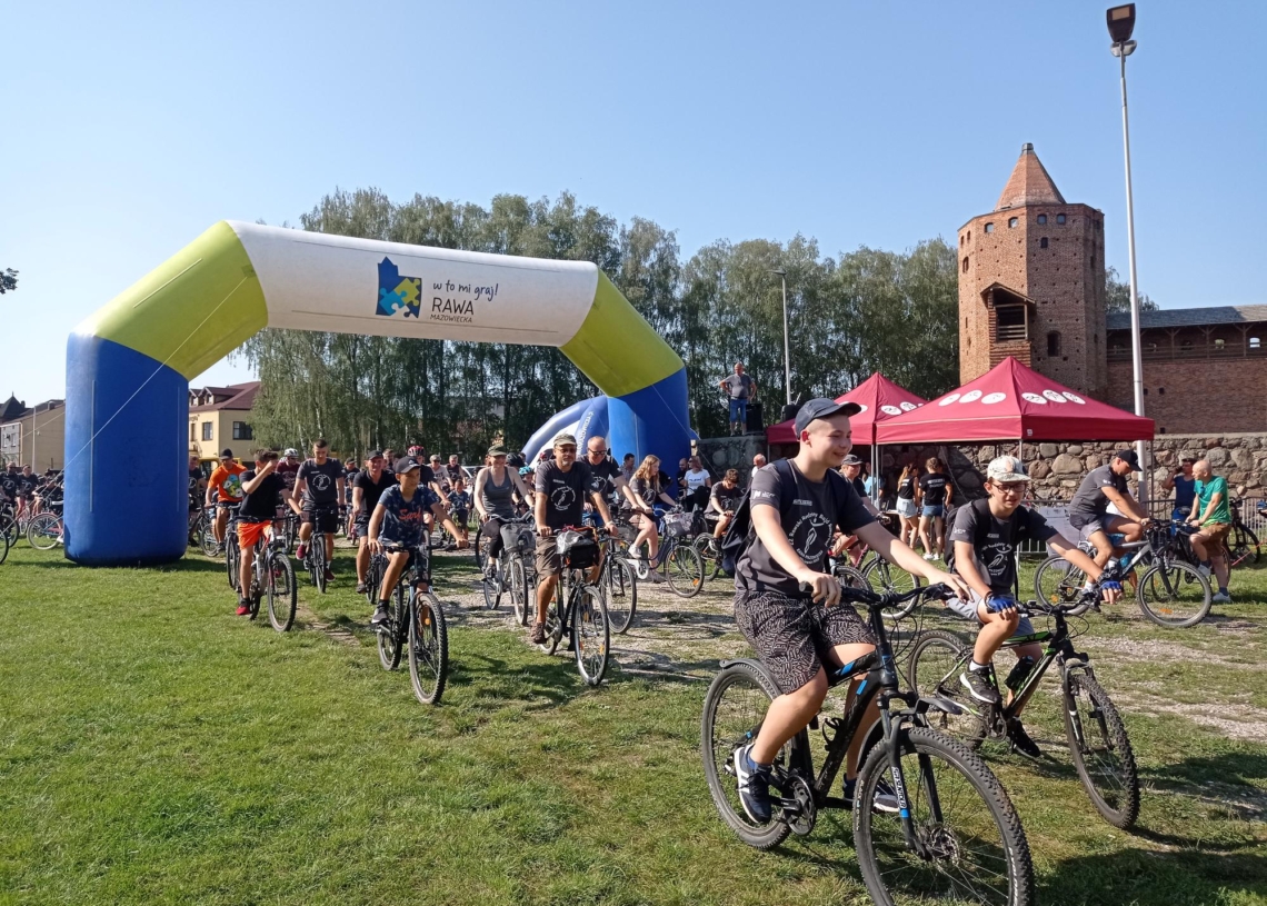 Ponad 800 osób brało udział w rawskim rajdzie rowerowym [ZDJĘCIA]