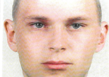 Poszukiwany mężczyzna, który dotykał i głaskał dziewczynkę siedzącą na ławce