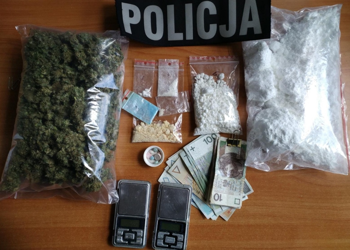 Łódzka policja zatrzymała dilera narkotyków. Grozi mu 10 lat więzienia 1 Rzeczy znaleziono w mieszkaniu dilera