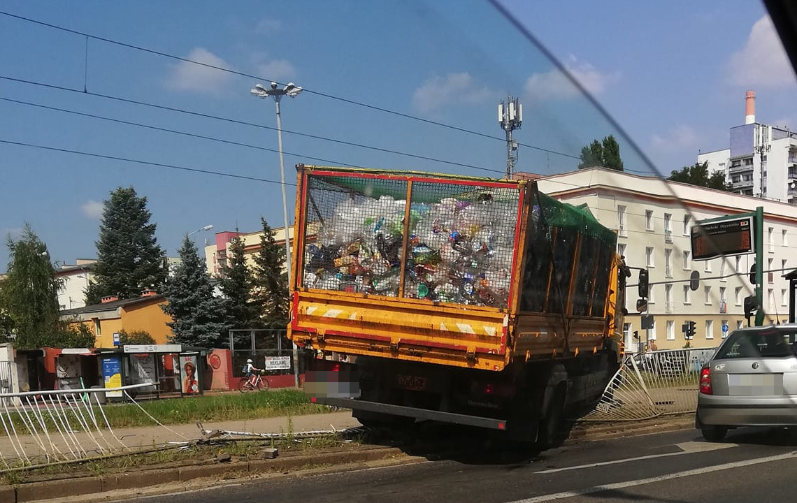 Wypadek na Politechniki. Pojazd MPO na przystanku