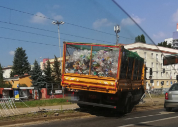 Wypadek na Politechniki. Pojazd MPO na przystanku
