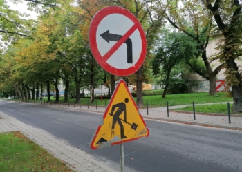 Oznakowanie na Karolewskiej wprowadza kierowców w błąd