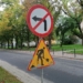Znaki na Karolewskiej wprowadzają w błąd. Informują o remoncie, który miał się rozpocząć 2 tygodnie temu 6 Oznakowanie na Karolewskiej wprowadza kierowców w błąd