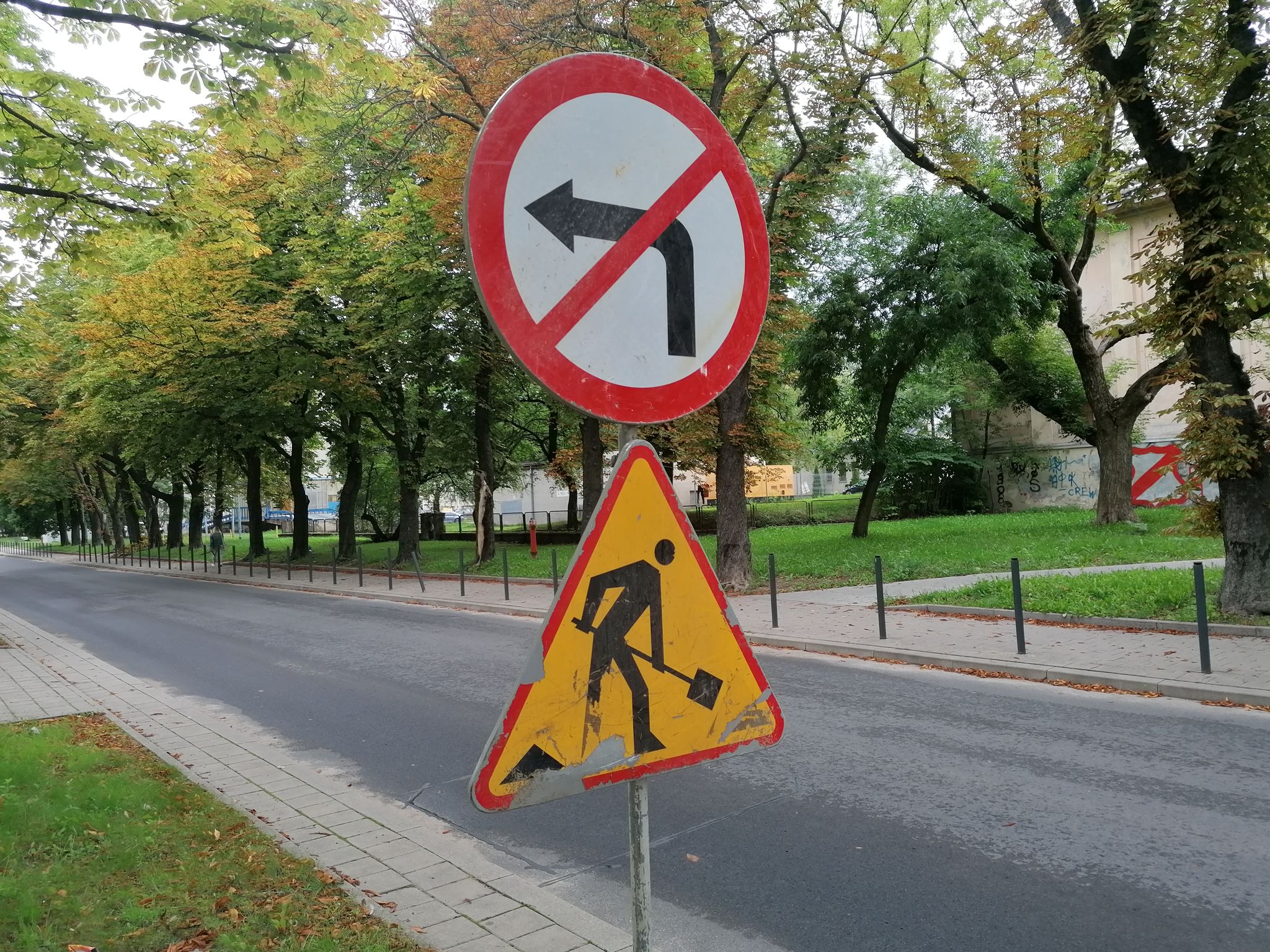 Oznakowanie na Karolewskiej wprowadza kierowców w błąd