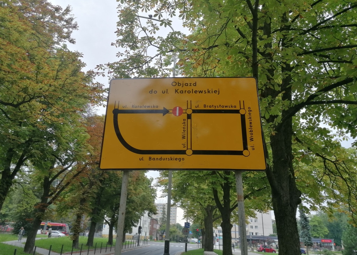 Oznakowanie na Karolewskiej wprowadza w błąd