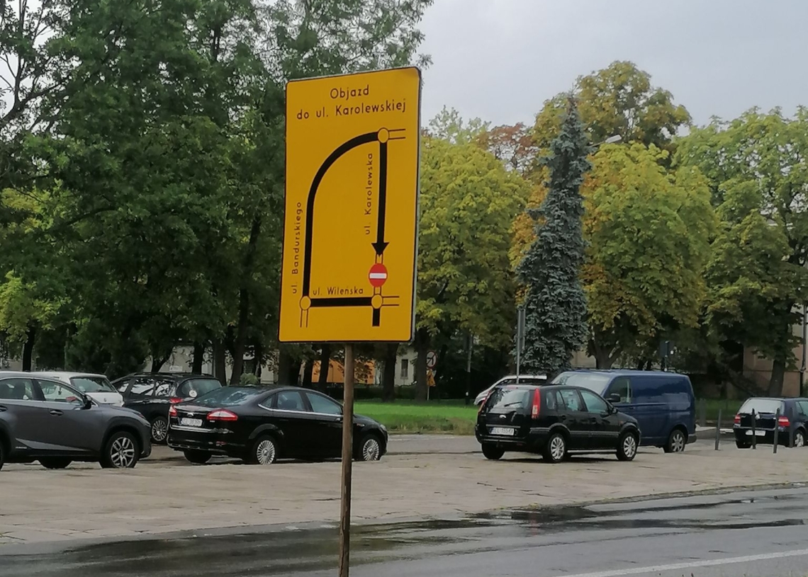 Oznakowanie na Karolewskiej wprowadza w błąd
