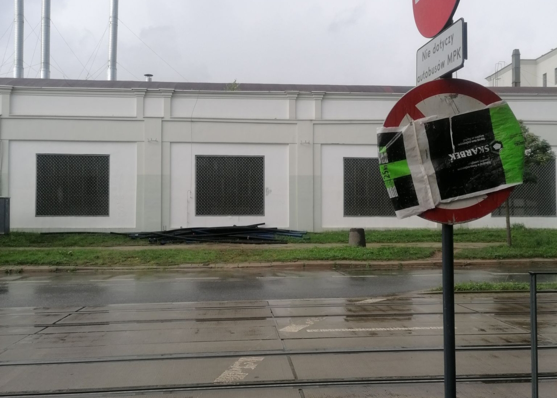 Oznakowanie na Karolewskiej wprowadza w błąd