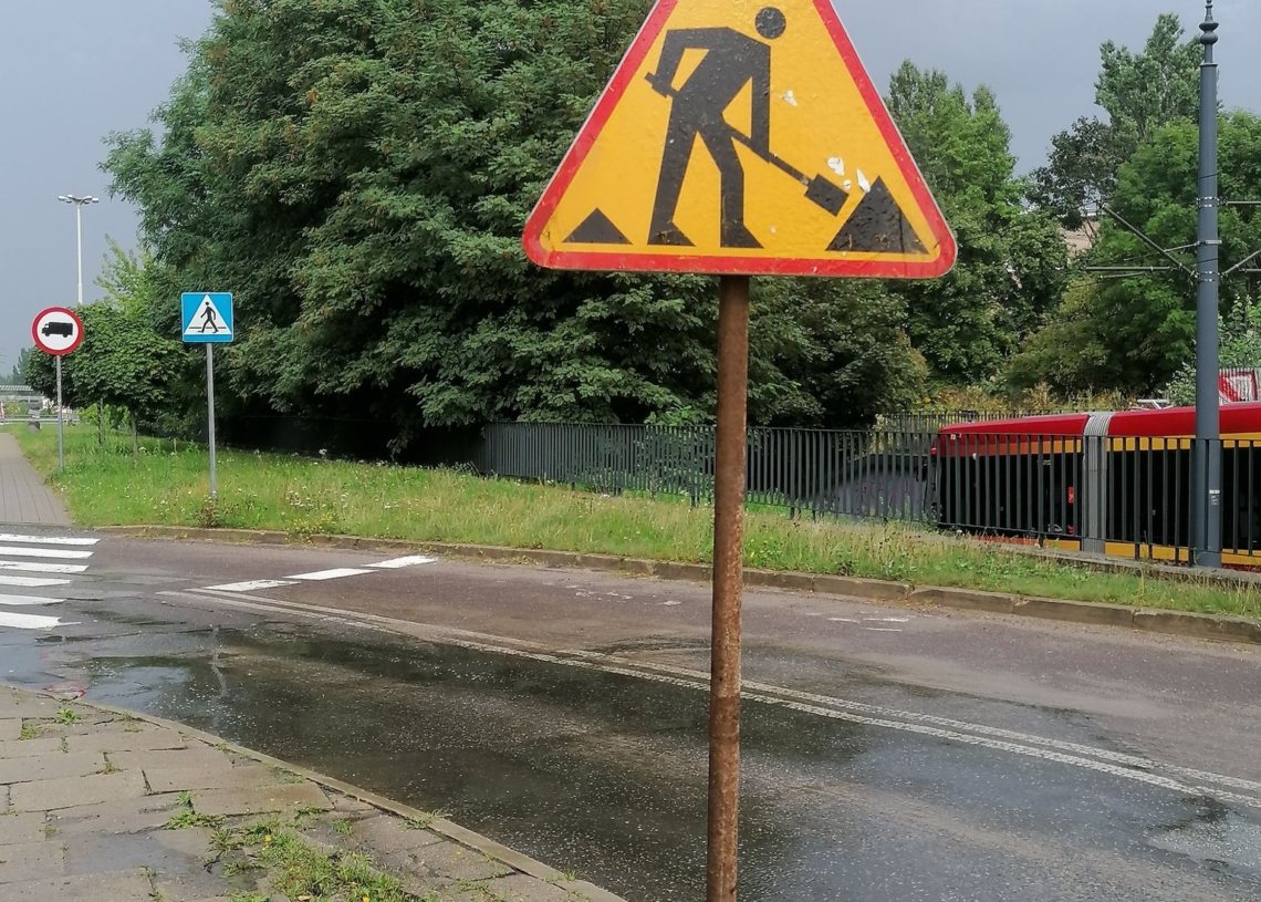 Oznakowanie na Karolewskiej wprowadza w błąd