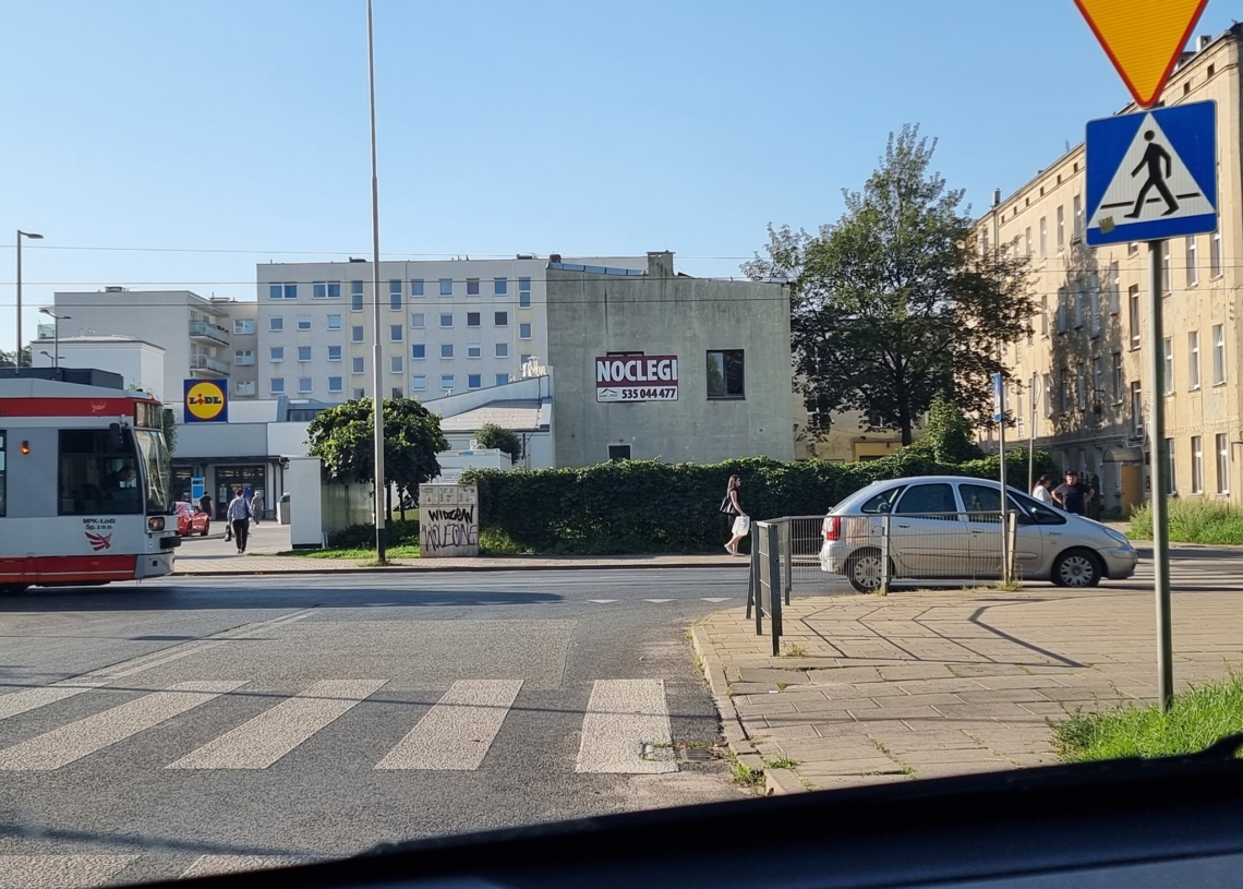 Zatrzymanie ruchu tramwajów na Pomorskiej. Przez pół godziny ruch linii 17 blokowało auto porzucone przy torowisku 1 Zatrzymanie ruchu tramwajów na Pomorskiej