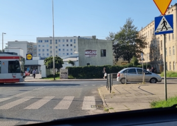 Zatrzymanie ruchu tramwajów na Pomorskiej. Przez pół godziny ruch linii 17 blokowało auto porzucone przy torowisku 2 Zatrzymanie ruchu tramwajów na Pomorskiej