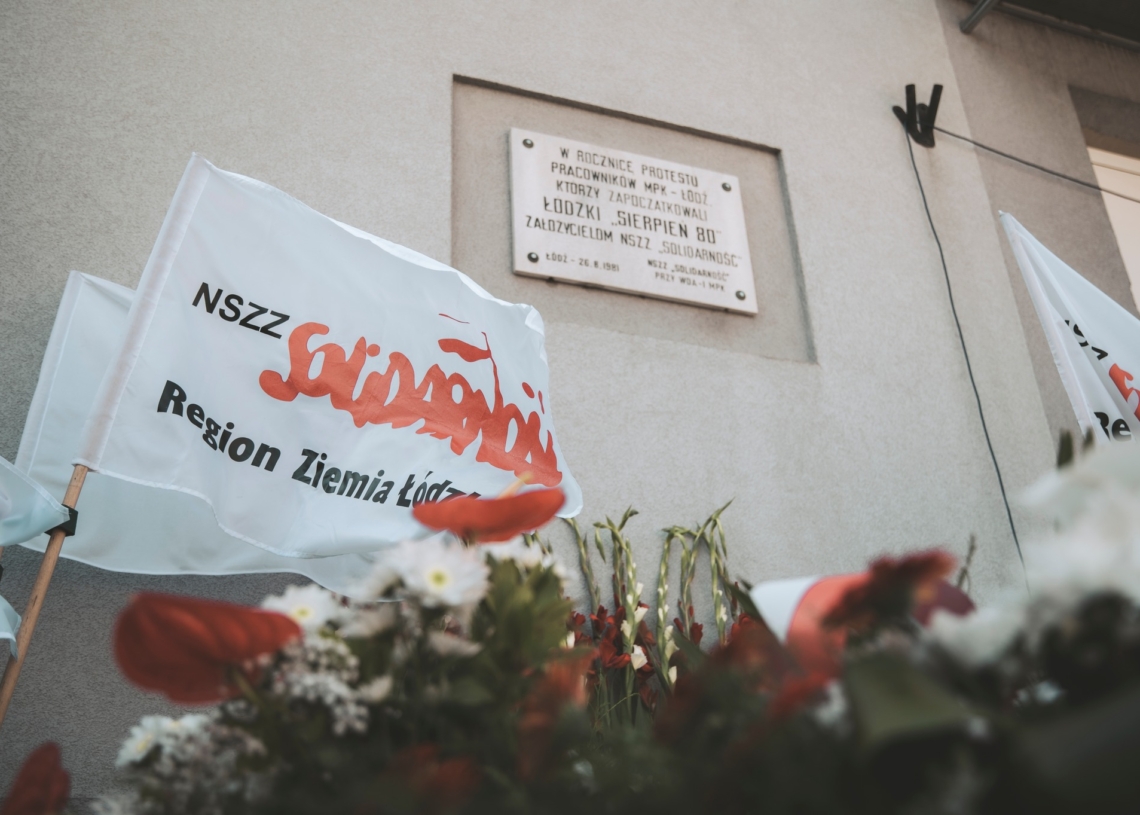 42. rocznica strajku pracowników łódzkiego MPK. Złożono kwiaty przed tablicą upamiętniającą wydarzenia z 1980 roku