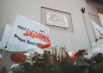 42. rocznica strajku pracowników łódzkiego MPK. Złożono kwiaty przed tablicą upamiętniającą wydarzenia z 1980 roku