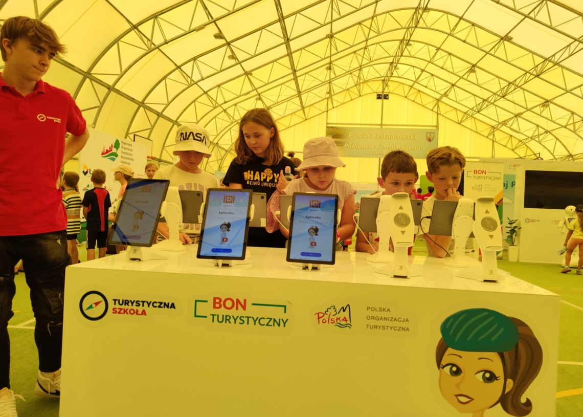 Roboty, gogle vr i trenażery rowerowe w mobilnym centrum edukacji turystycznej w Bełchatowie