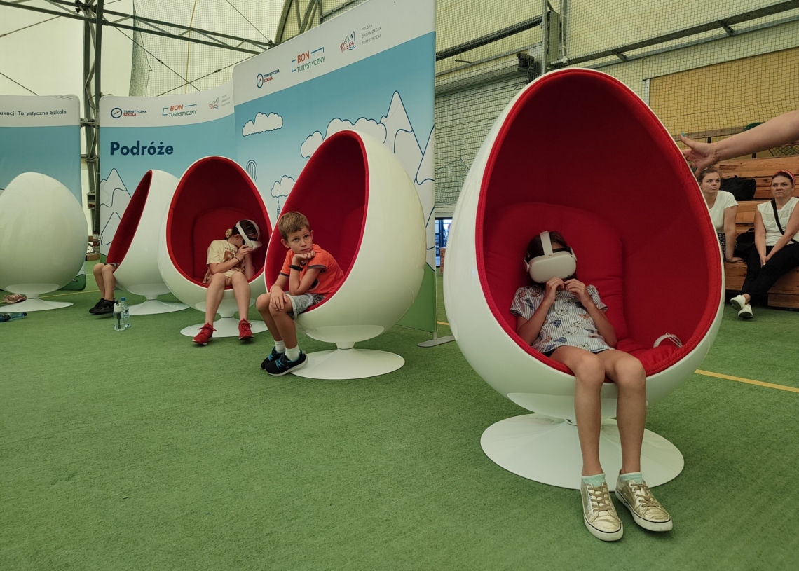 Roboty, gogle vr i trenażery rowerowe w mobilnym centrum edukacji turystycznej w Bełchatowie