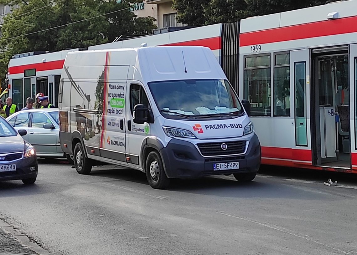 Zderzenie tramwaju linii 18 z bmw przed skrzyżowaniem Kopcińskiego i Narutowicza