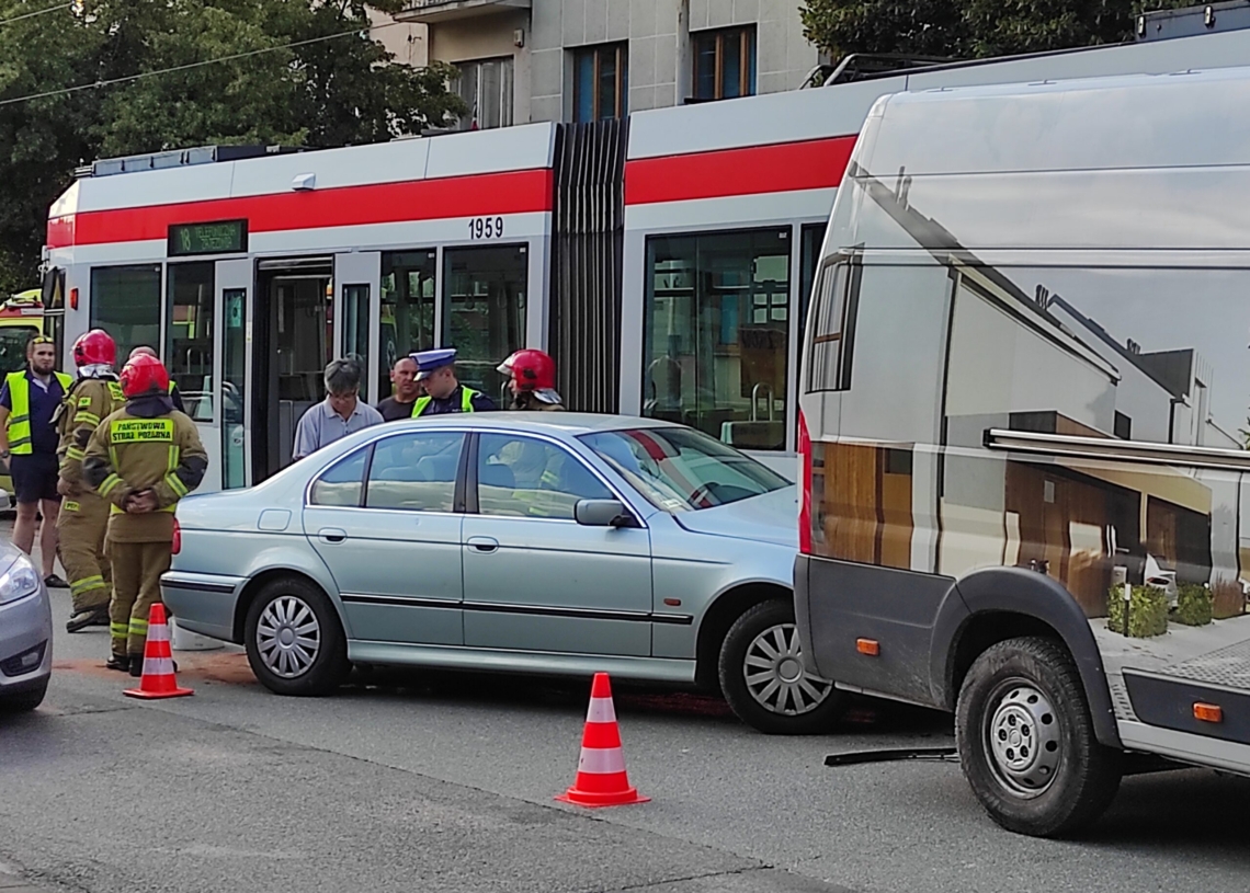 Zderzenie tramwaju linii 18 z bmw przed skrzyżowaniem Kopcińskiego i Narutowicza