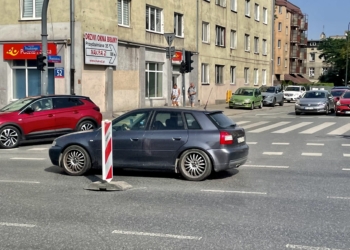 Zapadła się jezdnia na Piłsudskiego