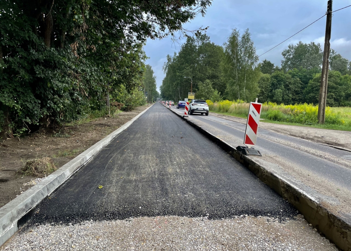 Modernizacja Aleksandrowskiej trwa od 6 tygodni. Wylano pierwszą warstwę asfaltu na połowie jezdni [ZDJĘCIA]