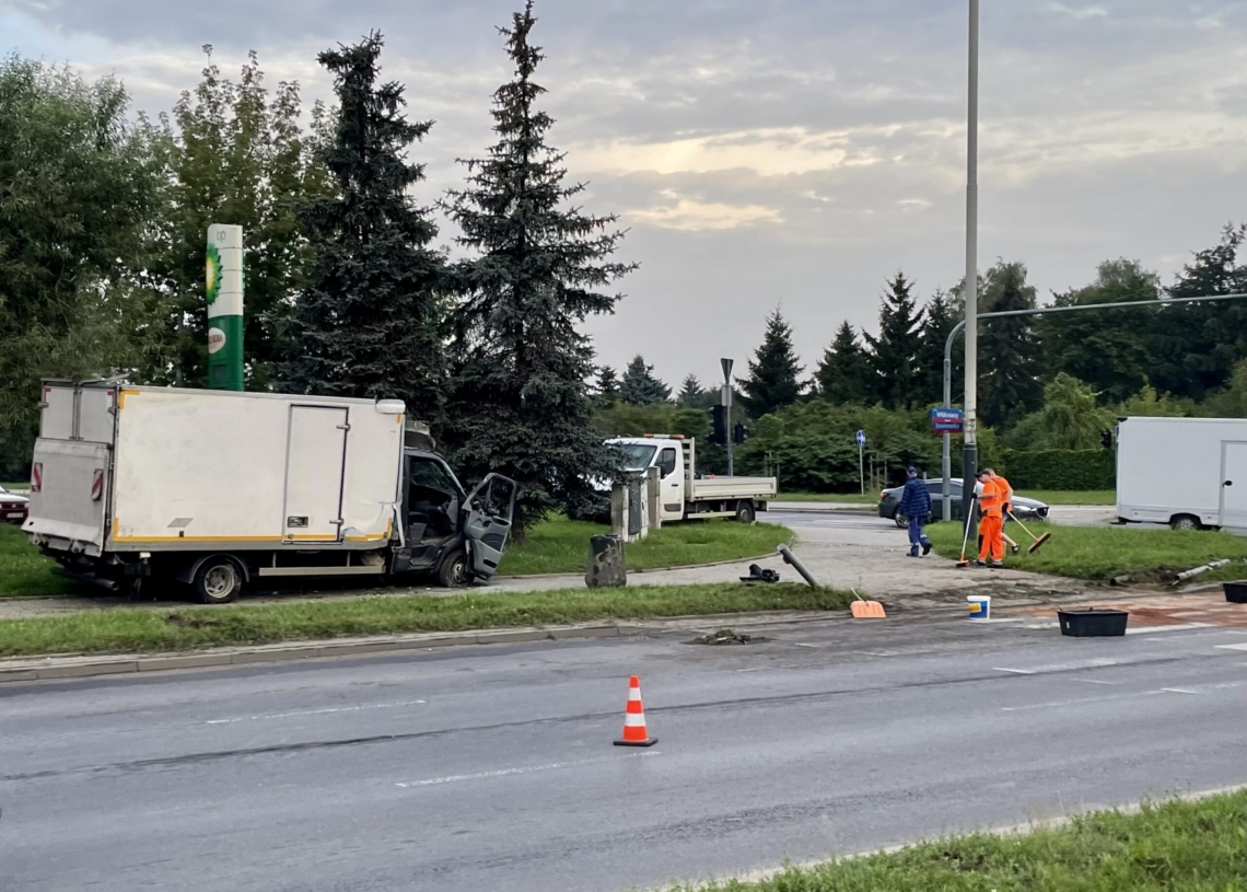 Wypadek 2 aut na skrzyżowaniu Włókniarzy i Drewnowskiej. Nie kursowały tramwaje. Nadal mogą mieć opóźnienia