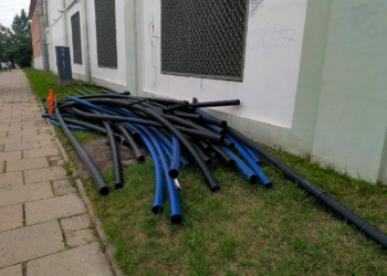 8 sierpnia zgromadzono tylko rury na poboczu Karolewskiej
