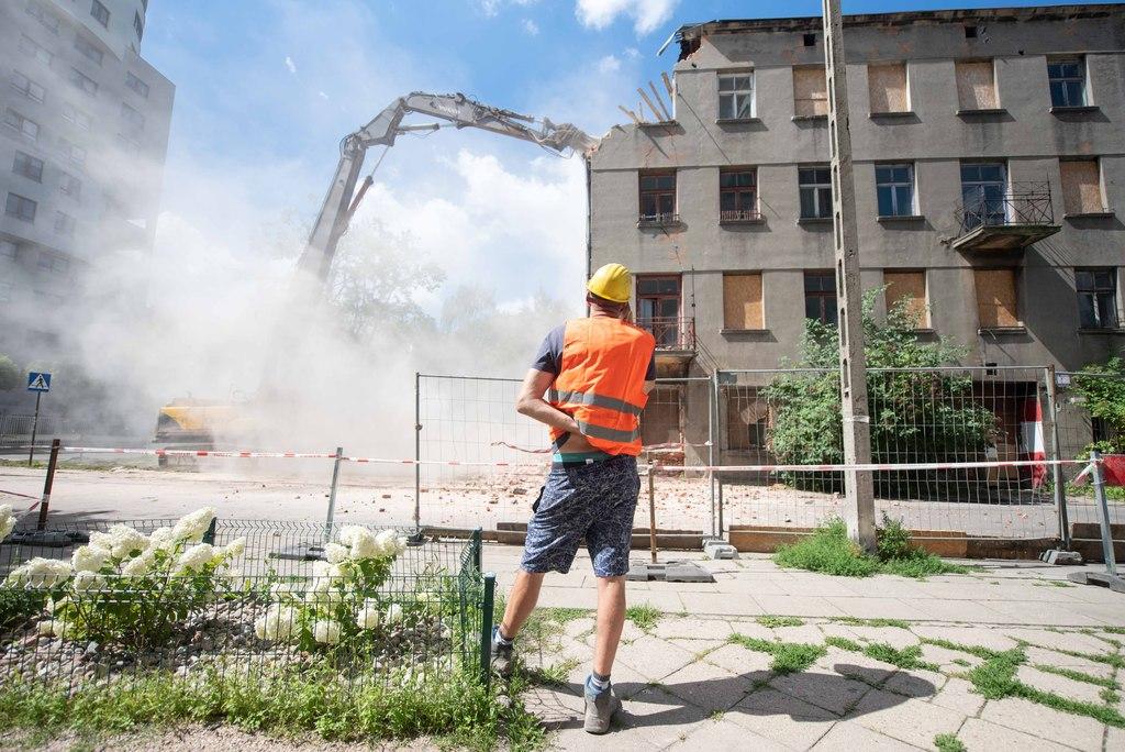 Wybirzanie kamienicy przy ul. Głowackiego