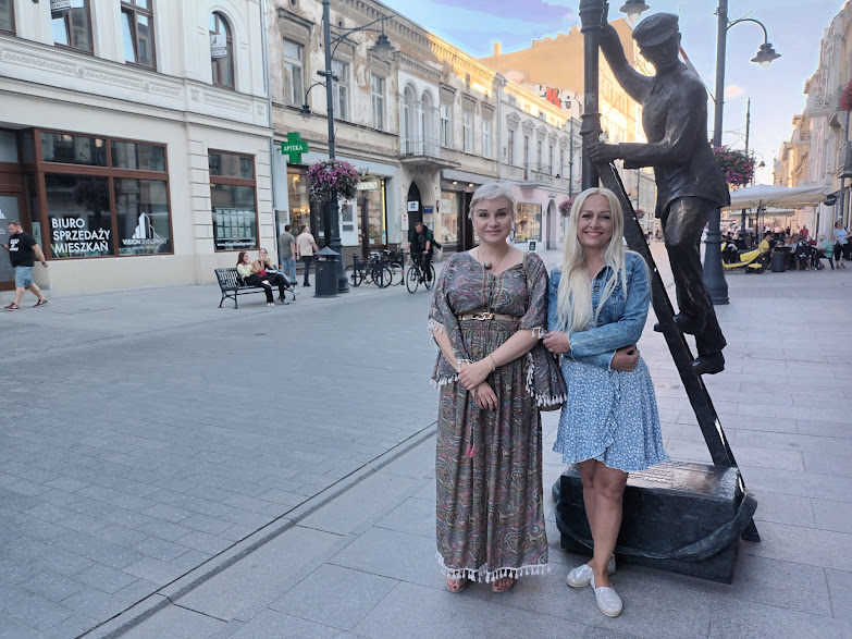 Śpiewaczka z Ukrainy pracuje na Piotrkowskiej. Łodzianie chcą jej pomóc 1 Śpiewaczka z Ukrainy