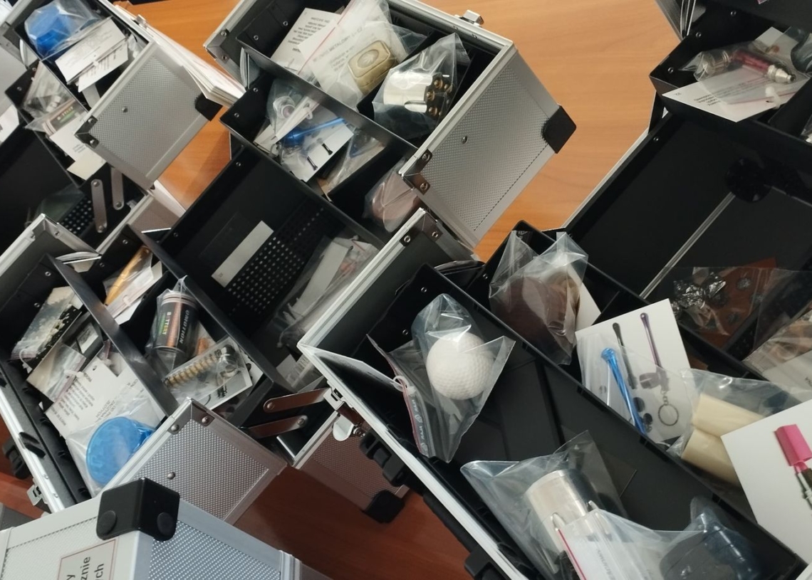 10 walizek z atrapami narkotyków dla policji