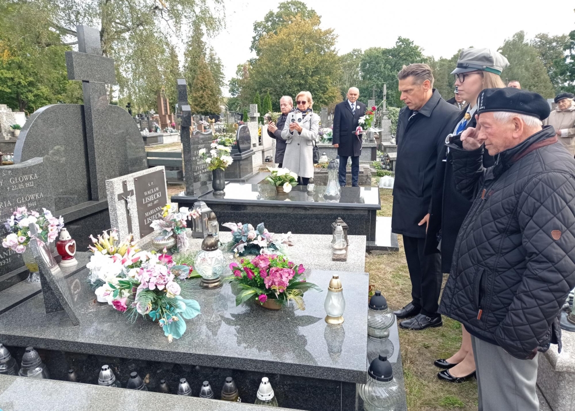 Zlot Szarych Szeregów - Msza święta i składanie kwiatów na grobach szaroszeregowców