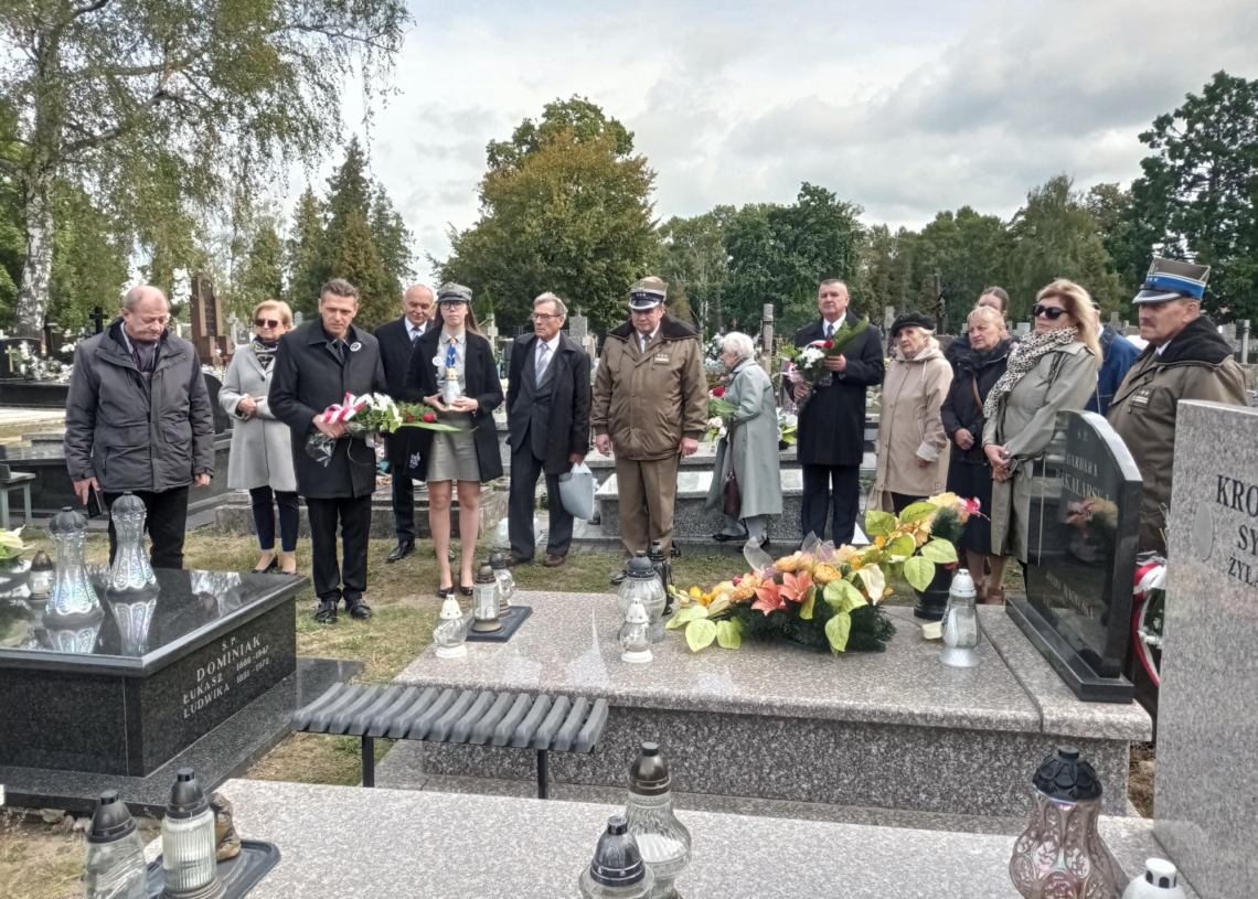 Zlot Szarych Szeregów - Msza święta i składanie kwiatów na grobach szaroszeregowców