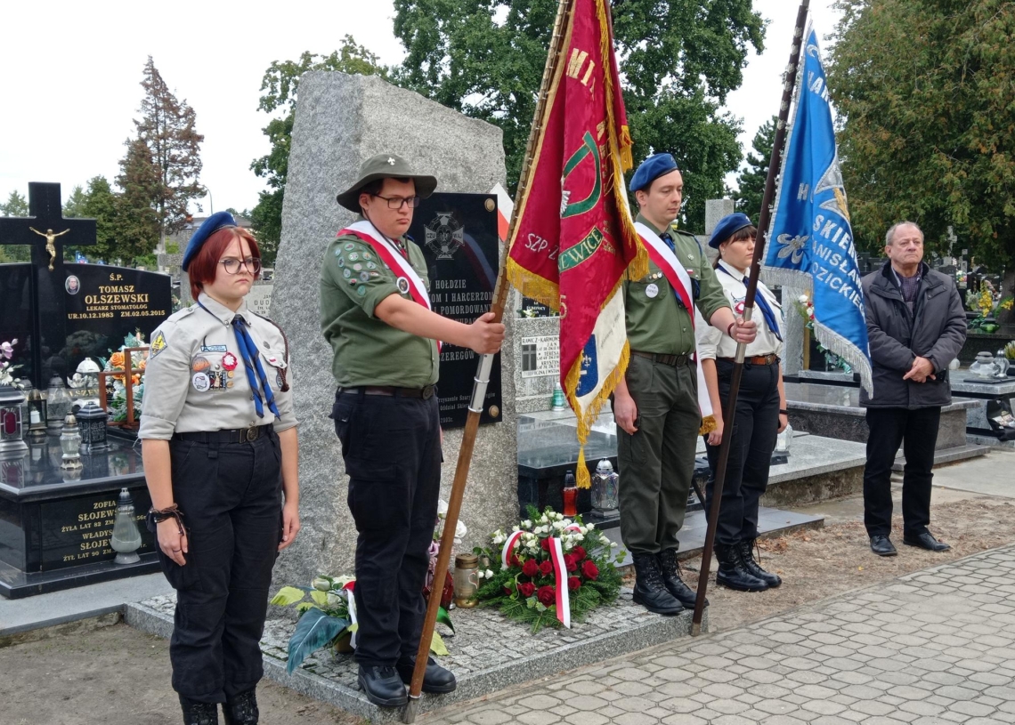 Zlot Szarych Szeregów - Msza święta i składanie kwiatów na grobach szaroszeregowców