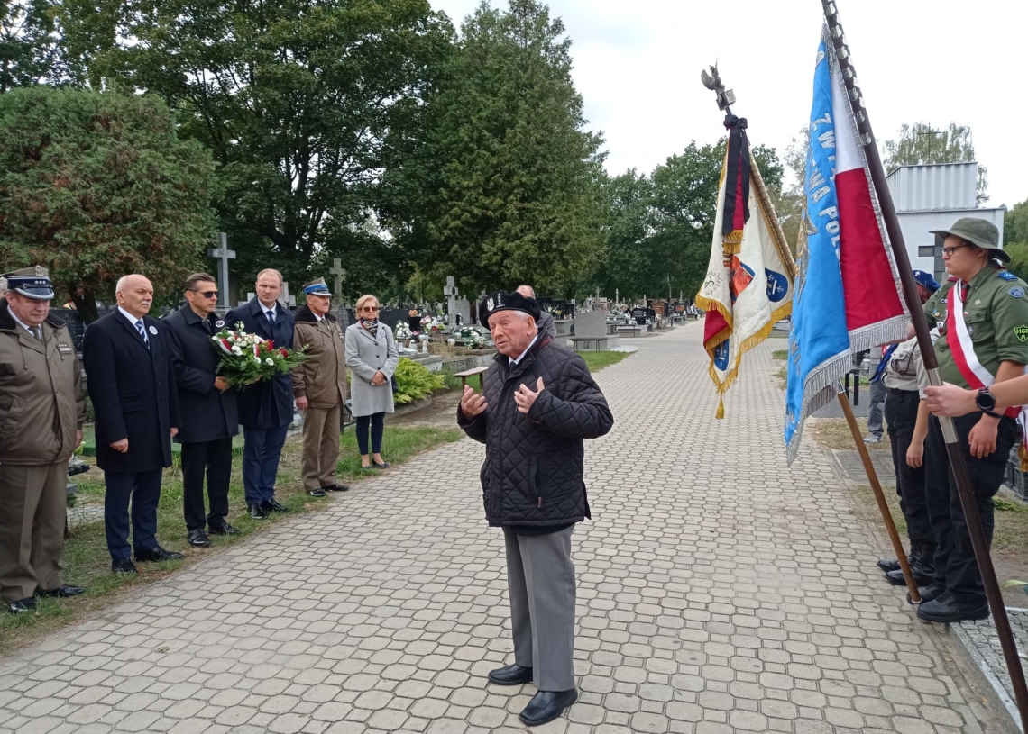 Zlot Szarych Szeregów - Msza święta i składanie kwiatów na grobach szaroszeregowców