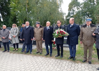 Zlot Szarych Szeregów - Msza święta i składanie kwiatów na grobach szaroszeregowców