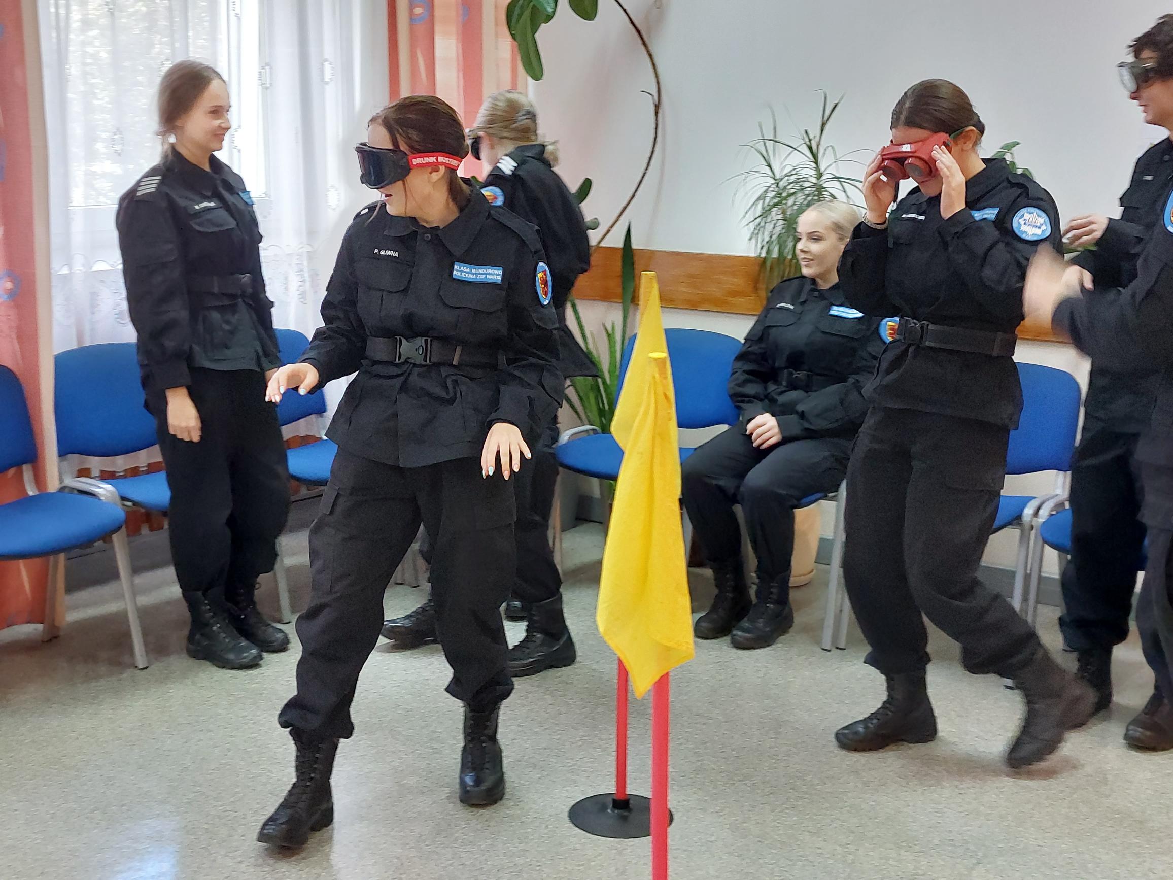 Młodzież z klas mundurowych w Ośrodku Szkolenia Policji w Sieradzu