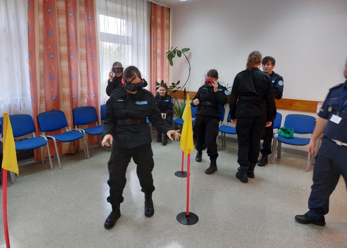 Młodzież z klas mundurowych w Ośrodku Szkolenia Policji w Sieradzu