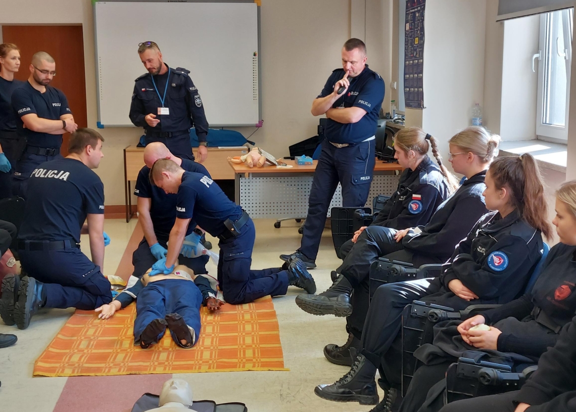 Młodzież z klas mundurowych w Ośrodku Szkolenia Policji w Sieradzu