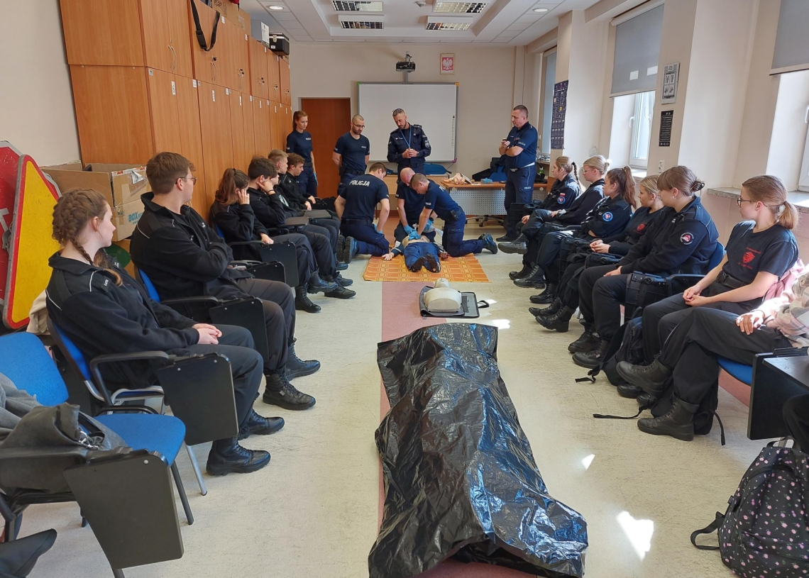 Młodzież z klas mundurowych w Ośrodku Szkolenia Policji w Sieradzu