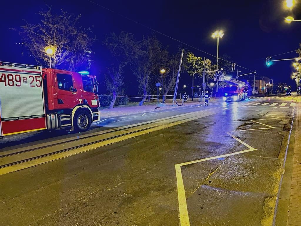 Rozbite porsche w Konstantynowie. Kierowca miał ponad 1,6 promila, zatrzymał się na słupie