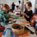 Książka sensoryczna o uczuciach powstaje w zduńskowolskiej bibliotece. Tworzą ją osoby niewidome i niedowidzące 3 Książka sensoryczna o uczuciach powstaje w zduńskowolskiej bilbliotece