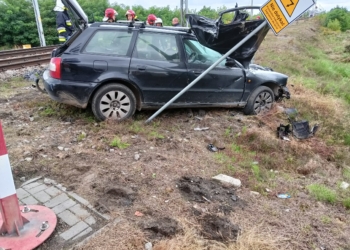 Wypadek na przejeździe kolejowym w Longinówce. Pociąg uderzył w osobówkę