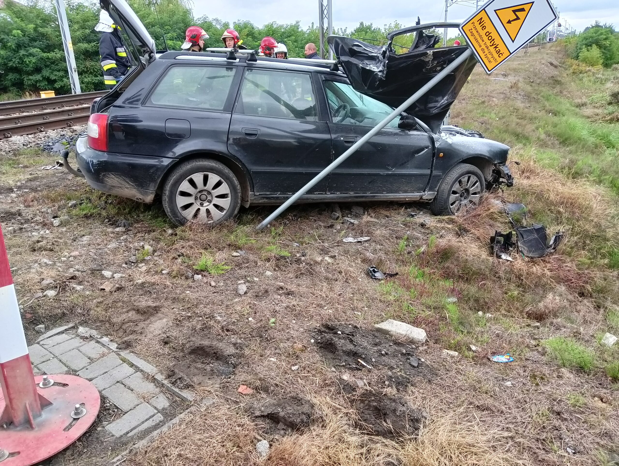 Wypadek na przejeździe kolejowym w Longinówce. Pociąg uderzył w osobówkę