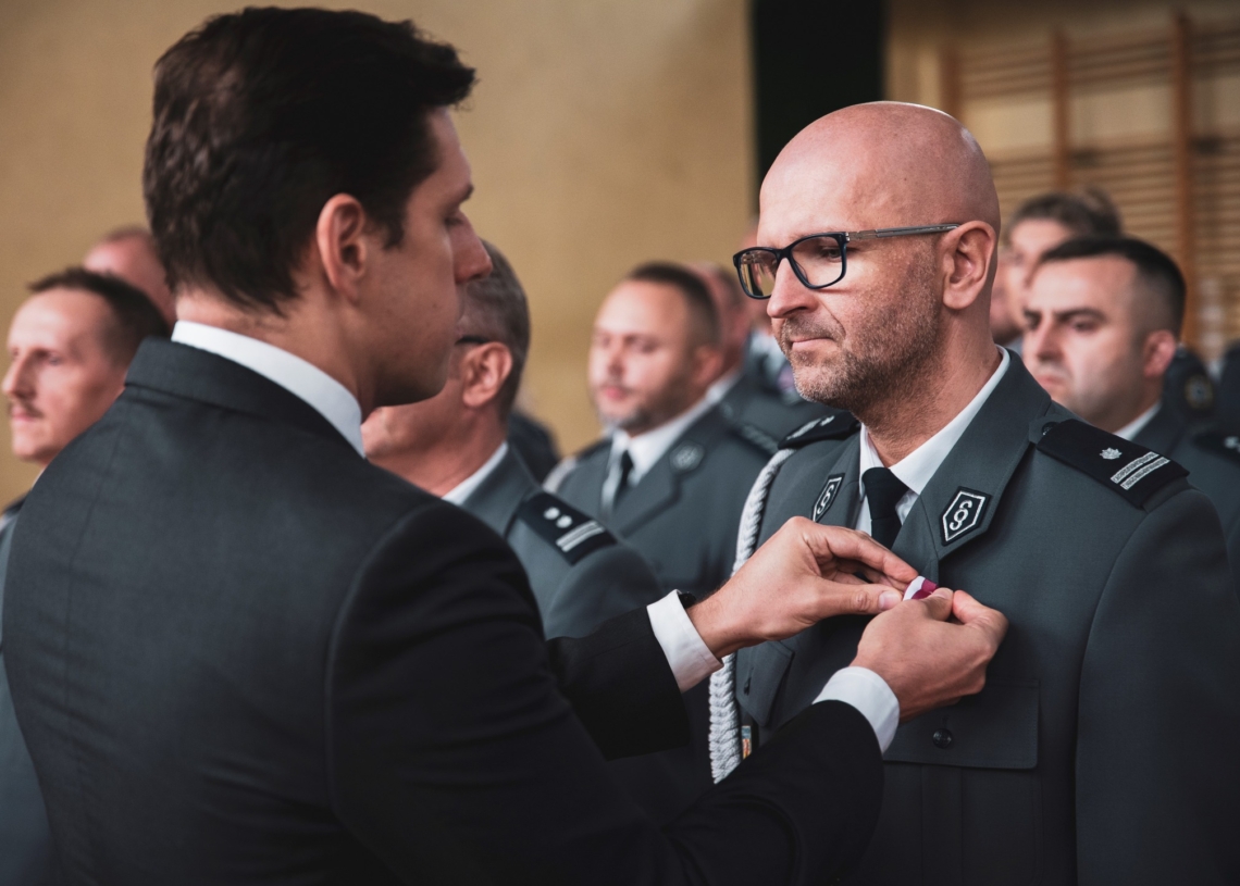 Odznaczenia państwowe oraz ślubowanie policjantów w Łodzi