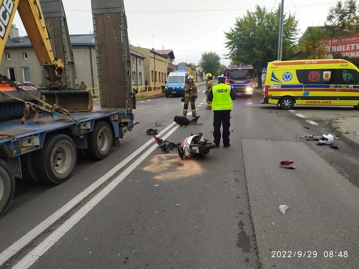 Wypadek w Aleksandrowie Łódzkim. Skuter zderzył się z ciągnikiem 1 Wypadek w Aleksandrowie Łódzkim