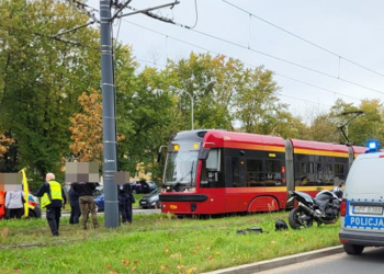 Wypadek na Retkini. Motocyklista upadł na torowisku. Podczas hamowania tramwaju linii 10A ucierpieli pasażerowie 1 Wypadek na Retkini